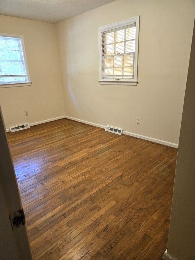 Foto del edificio - Deep Springs, 2 bedroom duplex, hardwood f...