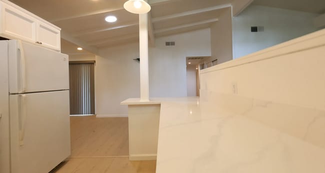 Building Photo - Updated Large 3 bedroom 2 bathroom home