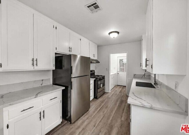Building Photo - 6531 Hayvenhurst Ave