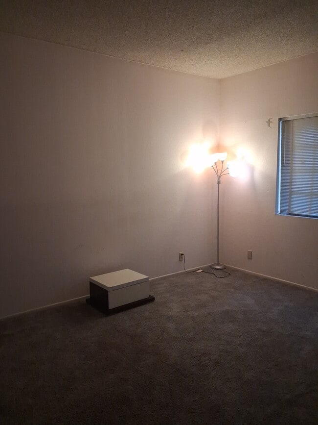 Building Photo - 941 W Carson St