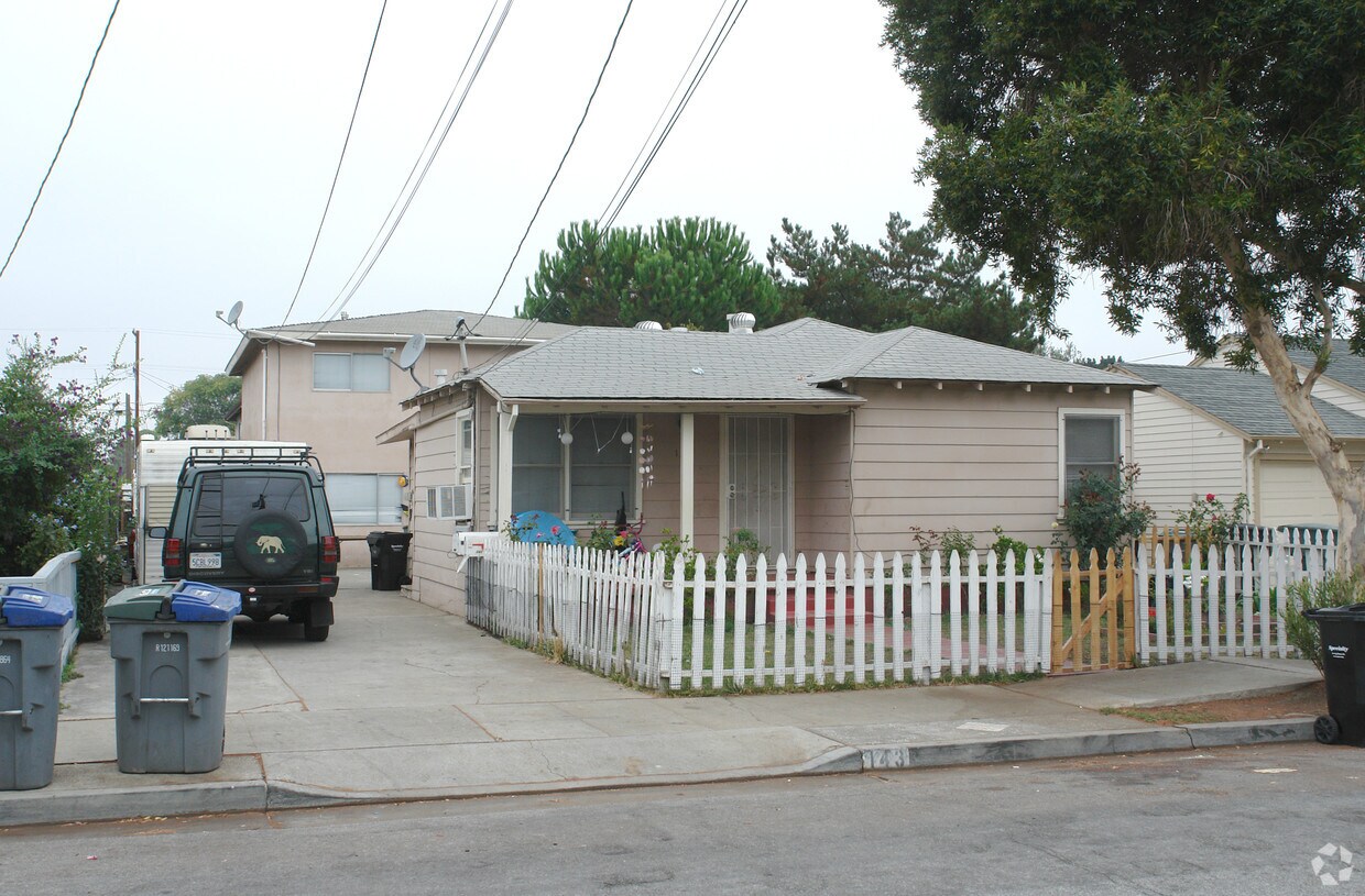 Primary Photo - 141 Charles Ave