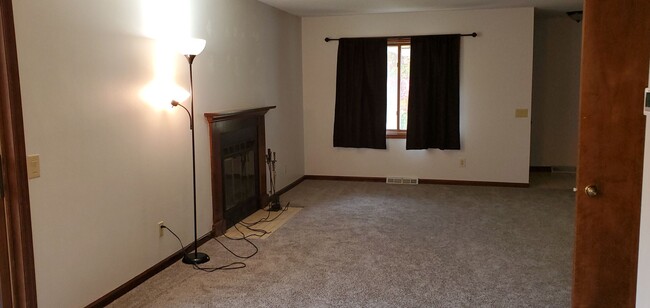 Building Photo - Spacious West Side Townhouse