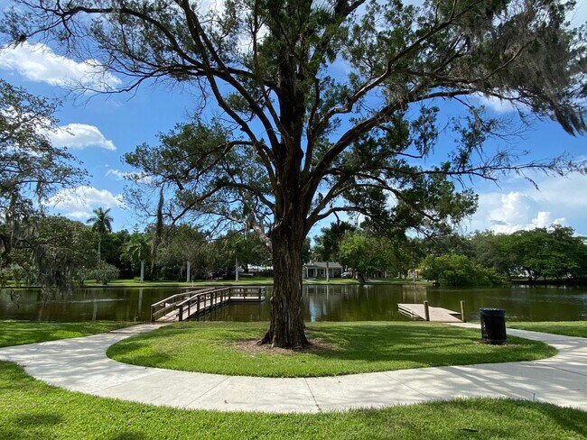 Foto del edificio - 1524 Ballard Park Dr