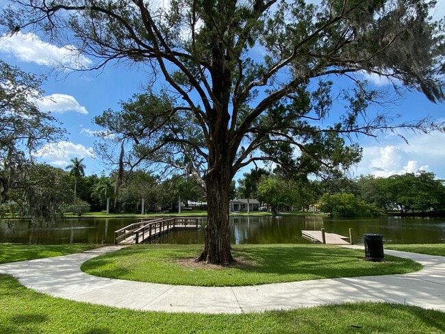 Building Photo - 1524 Ballard Park Dr