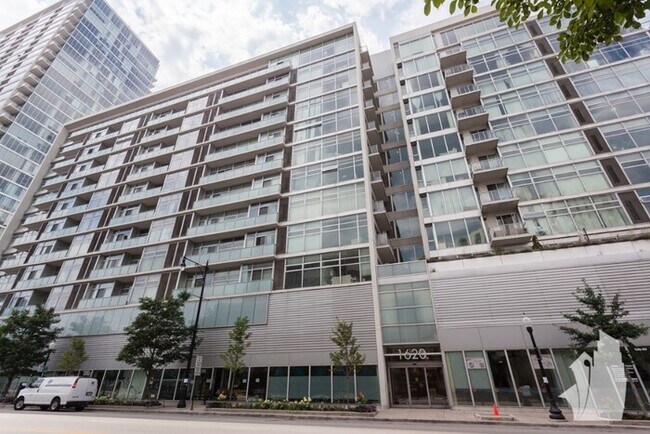 Building Photo - Don't miss out on this wonderful South Loo...