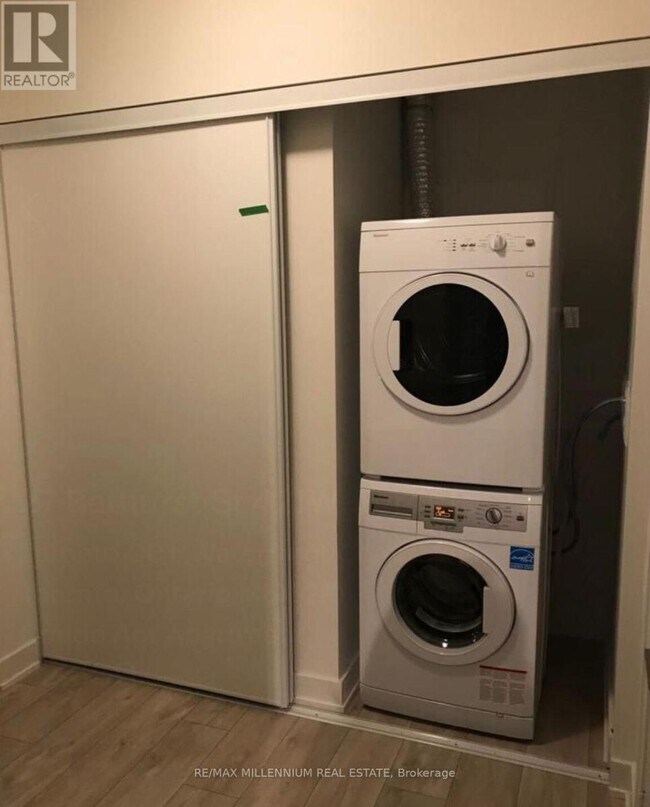 Photo du bâtiment - 27 Bathurst St