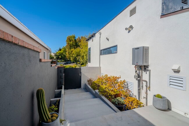 Building Photo - 1974 Comstock Ave