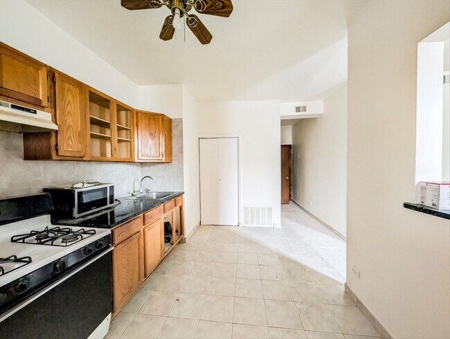 Foto del edificio - 3135 W Augusta Blvd