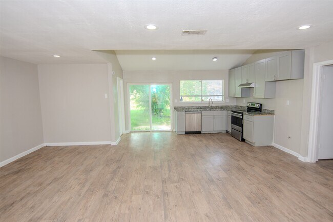 Foto del edificio - 9311 Golden Wood Ln