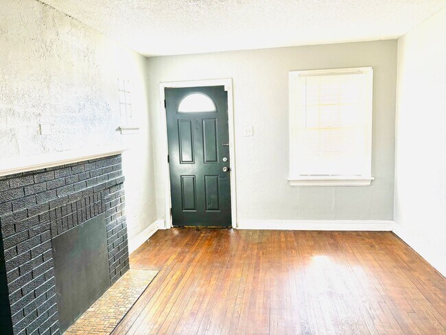 Building Photo - 3 Bedroom