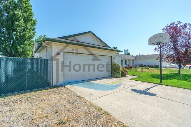 Foto del edificio - 3 Bedroom 2 Bathroom Home with Attached 2 ...