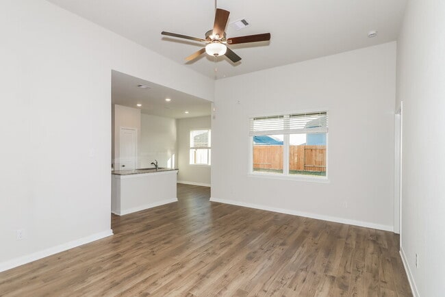 Building Photo - 424 Mustang Trot Dr