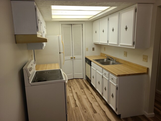 Kitchen, includes dishwasher - 891 Heather Ct