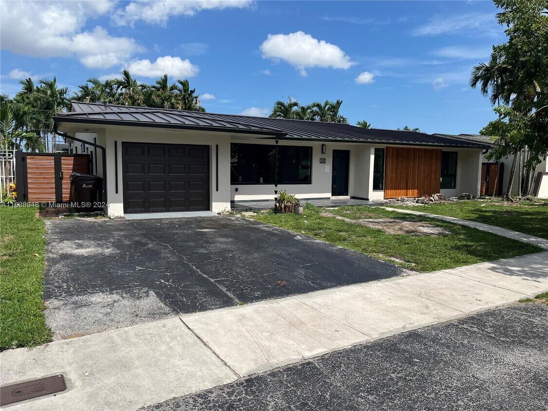 Foto principal - 8253 W 14th Ct