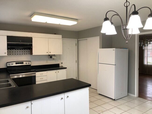 Building Photo - 1000 Fernview Dr