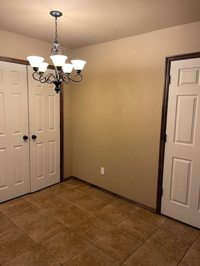 Foto del edificio - 3 bed room, 2 baths with a 2 car garage fo...