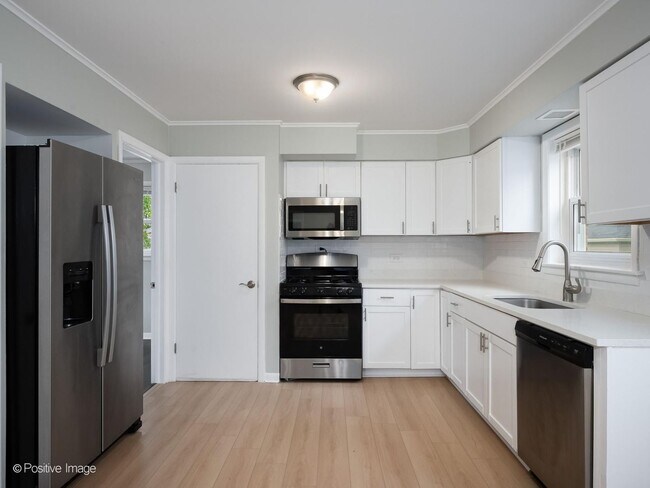 Foto del edificio - 14341 Dobson Ave