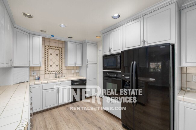 Building Photo - Gorgeous Sierra Oaks Home with Pool