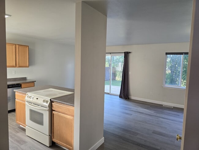 Building Photo - 745 Linda Ln