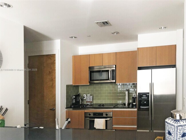 Building Photo - 1050 Brickell Ave