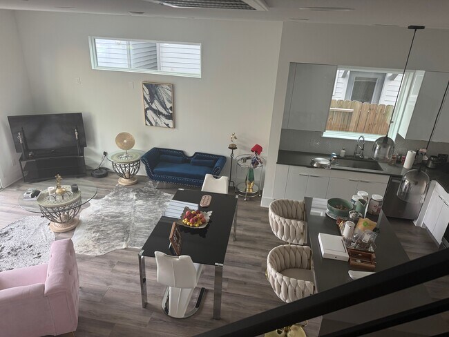 Comida - 3409 Luca St