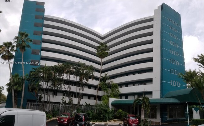 Building Photo - 1700 NW N River Dr