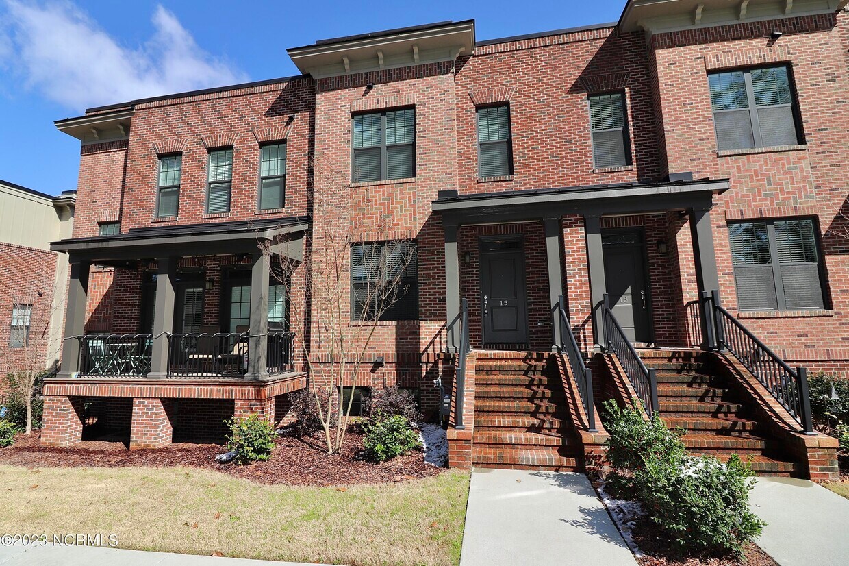 Primary Photo - 15 Brownstone Ln