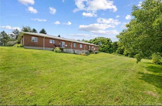 Foto del edificio - 326 Babcock Hill Rd
