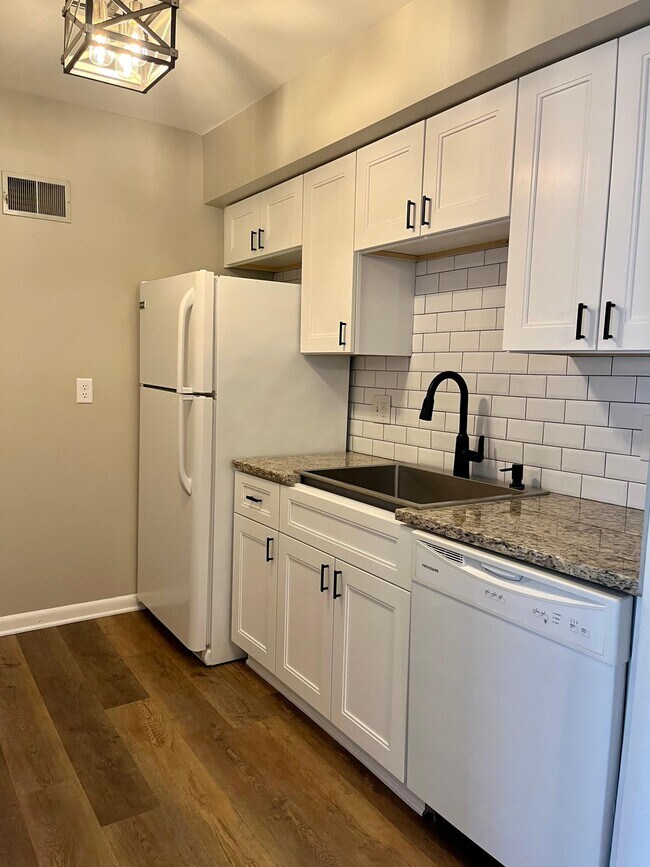 Cocina totalmente renovada: nuevos armarios con cierre suave, herrajes, encimeras y fregadero. - 104 Turtle Creek Rd