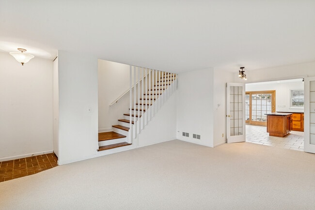 Building Photo - 825 Country Club Dr