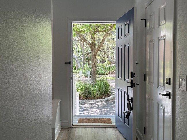 Building Photo - Walk to the beach! Beautifully Remodeled! ...