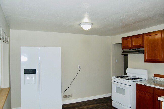 Photo - Updated 3Bedroom- In-Unit Laundry-$1,000 Move-In credit Apartment