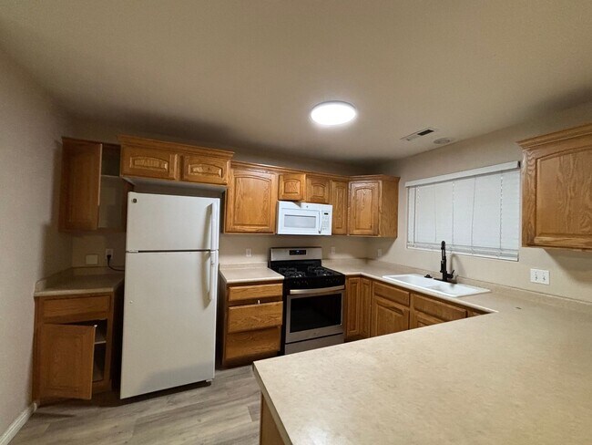 Foto del edificio - SOON TO BE UPDATED UNIT!