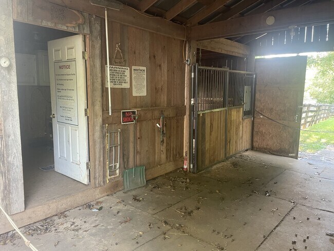 Foto del edificio - Pony Barn