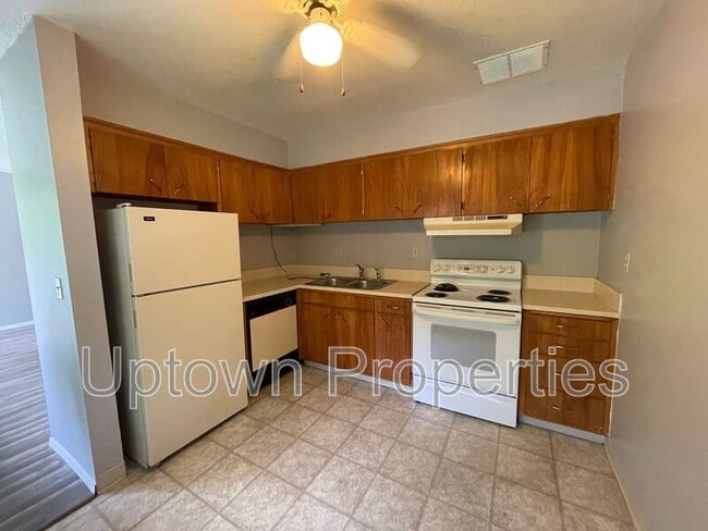 Building Photo - 1420 SW Bertha Blvd