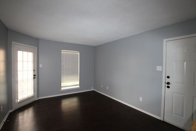 Foto del edificio - Tour Today! 2 Bedroom, 1 Bathroom Upstairs...