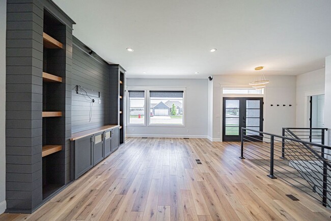 Building Photo - Stunning 5-Bed, 3-Bath Home in a Desirable...