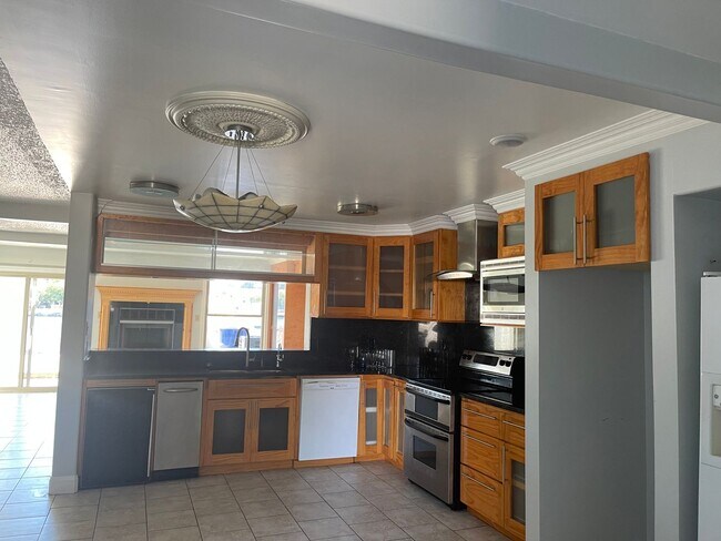 Foto del edificio - KEMPSVILLE LAKEFRONT TOWNHOUSE FOR RENT!