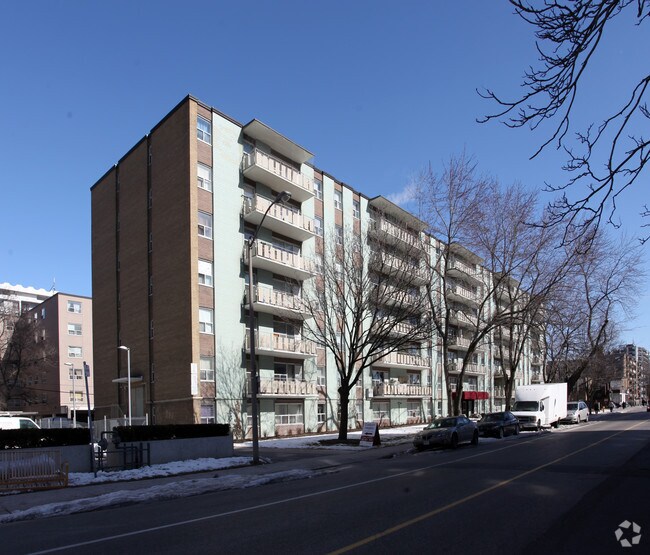 Photo du bâtiment - 100 Cosburn Ave