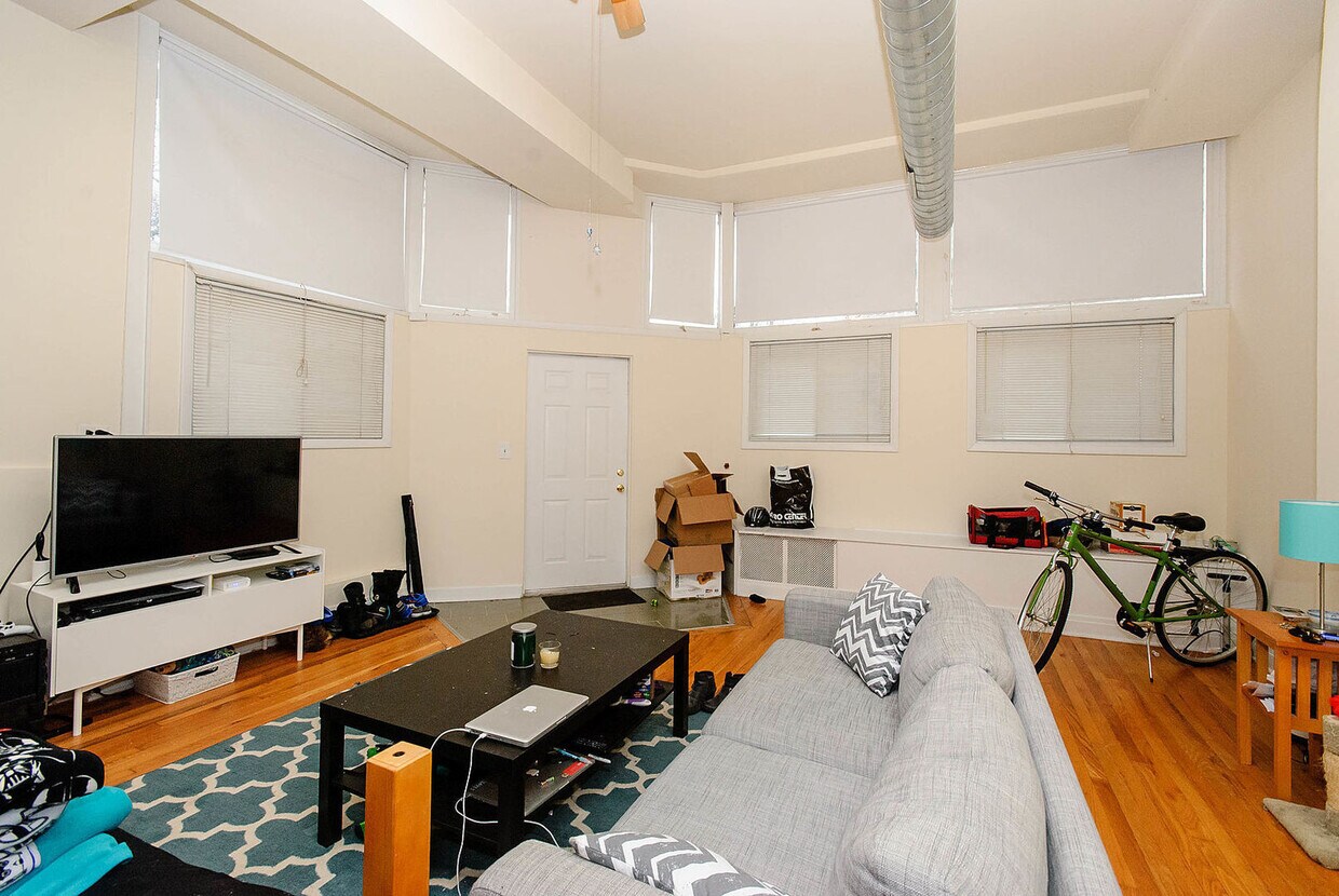 1700 W Barry Ave Unit 1R, Chicago, IL 60657 Apartments in Chicago, IL