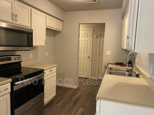 Foto del edificio - 3105 Gwendolyn Ln