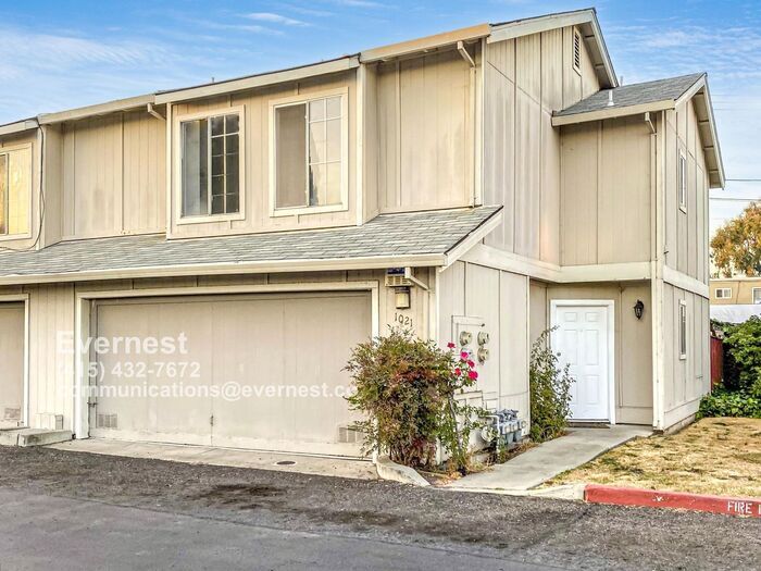 Foto principal - Charming 3-Bedroom Townhome with Spacious ...