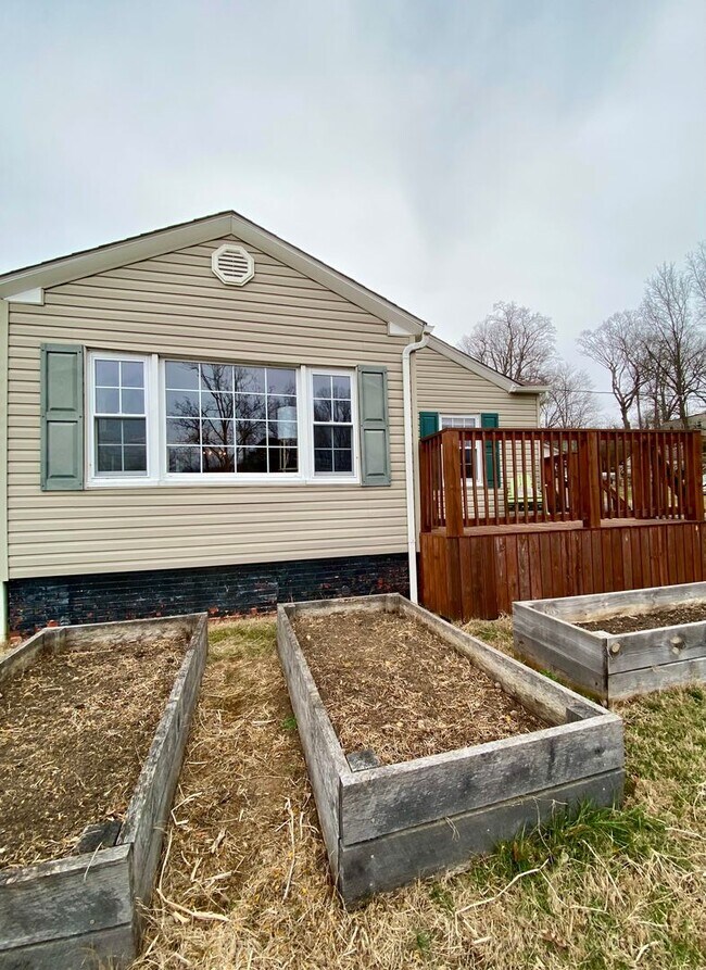 Foto del edificio - Spacious 3BR Home Minutes from Downtown Johnson City | W/D Included | Garden Beds