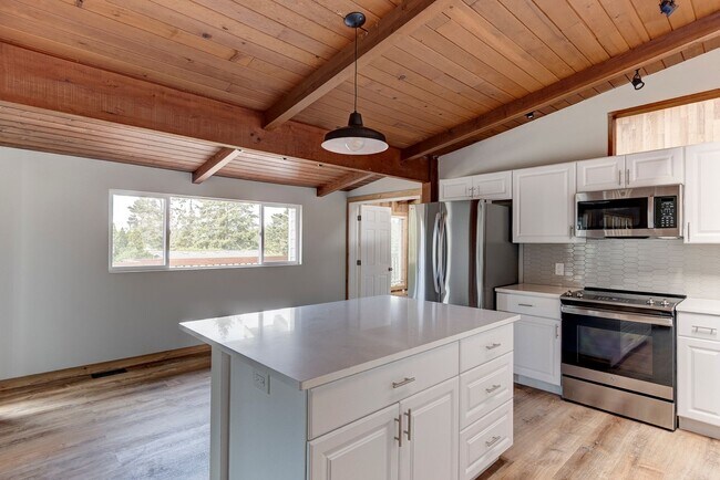 Foto del edificio - 4 bedroom/2 bath house in Deception Park View