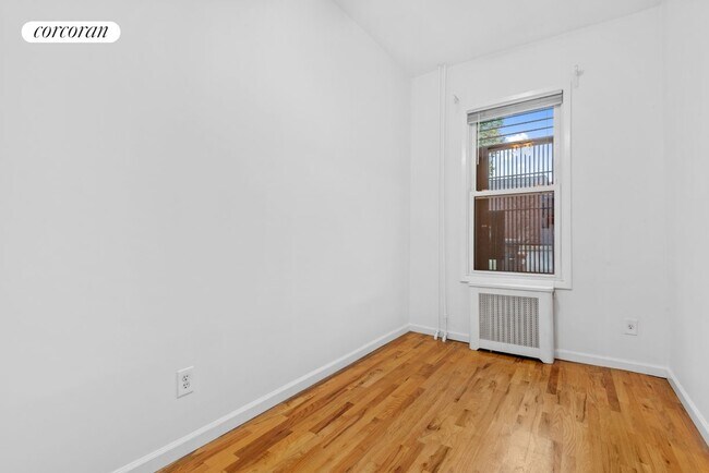 Foto del edificio - 248 Frost St