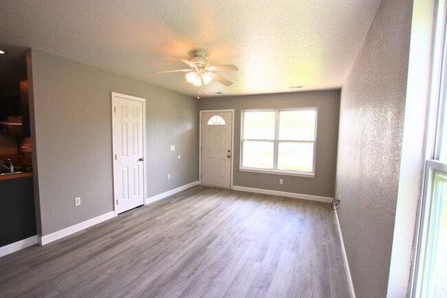 Foto del edificio - 709 Elliott Ln