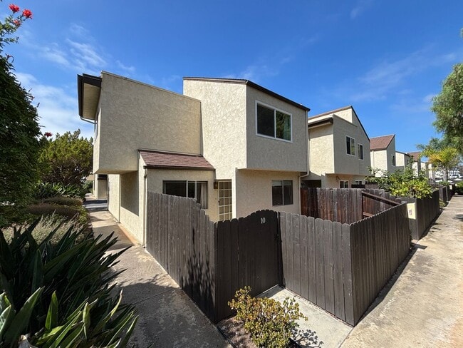Building Photo - Spacious 3BD/2.5BA Townhouse in UTC W/ 2-C...