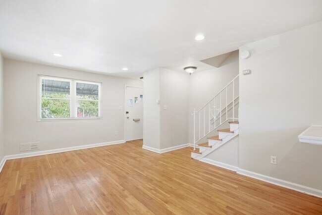 Foto del edificio - 4229 Fort Dupont Terrace SE