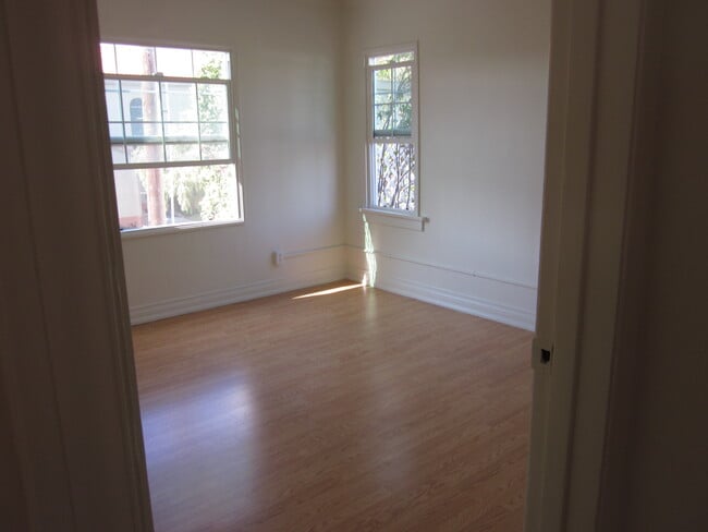Building Photo - 1412 S Dunsmuir Ave