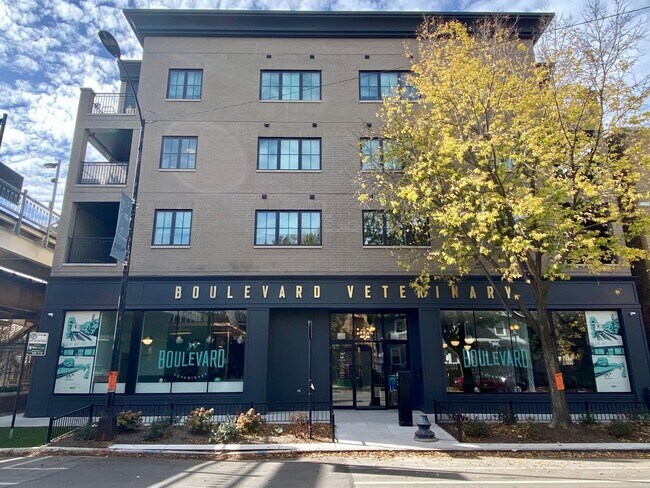 Foto del edificio - 4646 N Damen Ave